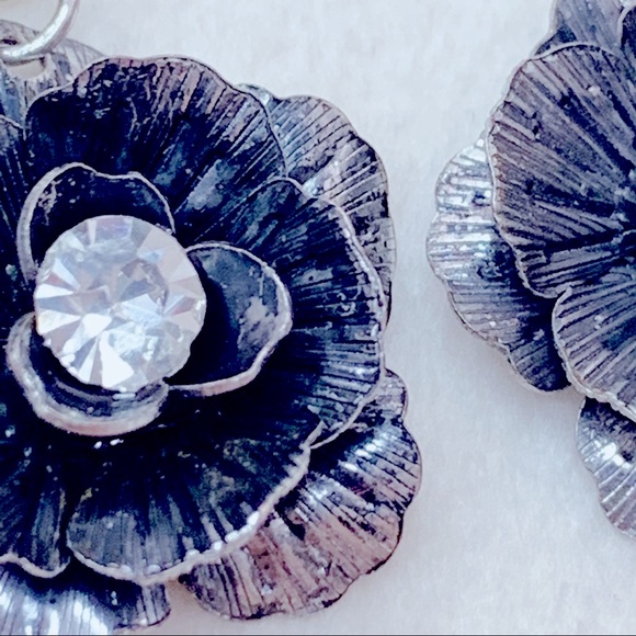 ❣️$25/3❣️ 3D Flower Rhinestone Dangle Earrings - Picture 7 of 10